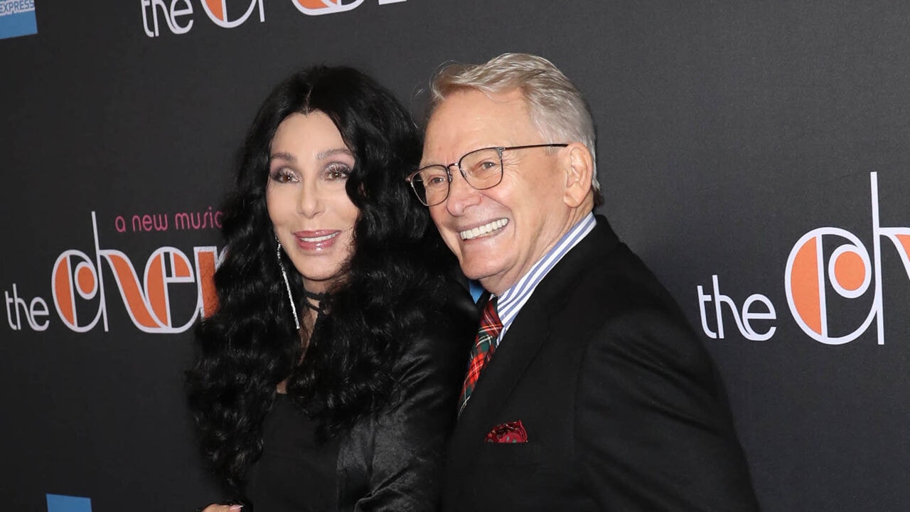 Amerikaanse modeontwerper Bob Mackie (87) overleden, hij kleedde onder meer Cher en Beyoncé
