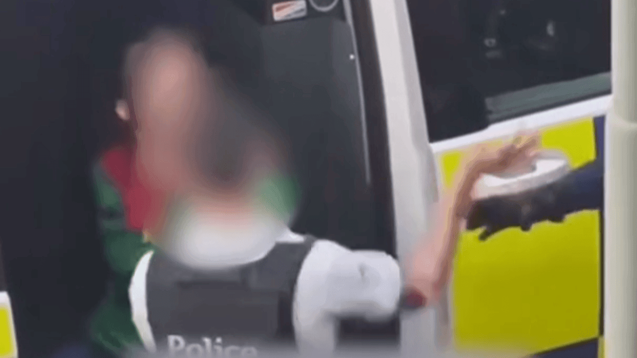 Parket onderzoekt video waarin politieagent geboeide vrouw in het gezicht slaat in Nijvel