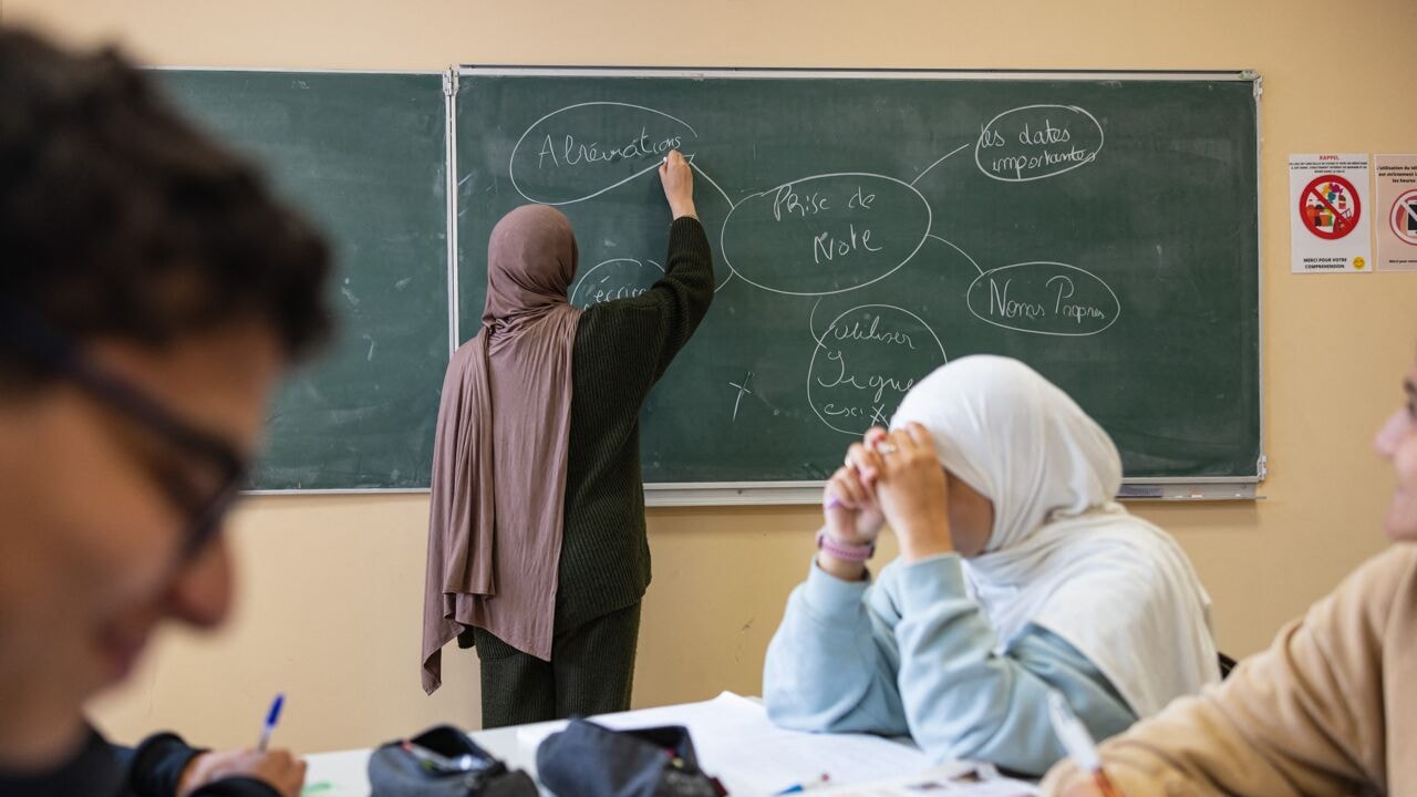 Lerares Khadija*, die zelf met hoofddoek les geeft, over ontslag Hadija: "Kansen worden ontnomen"