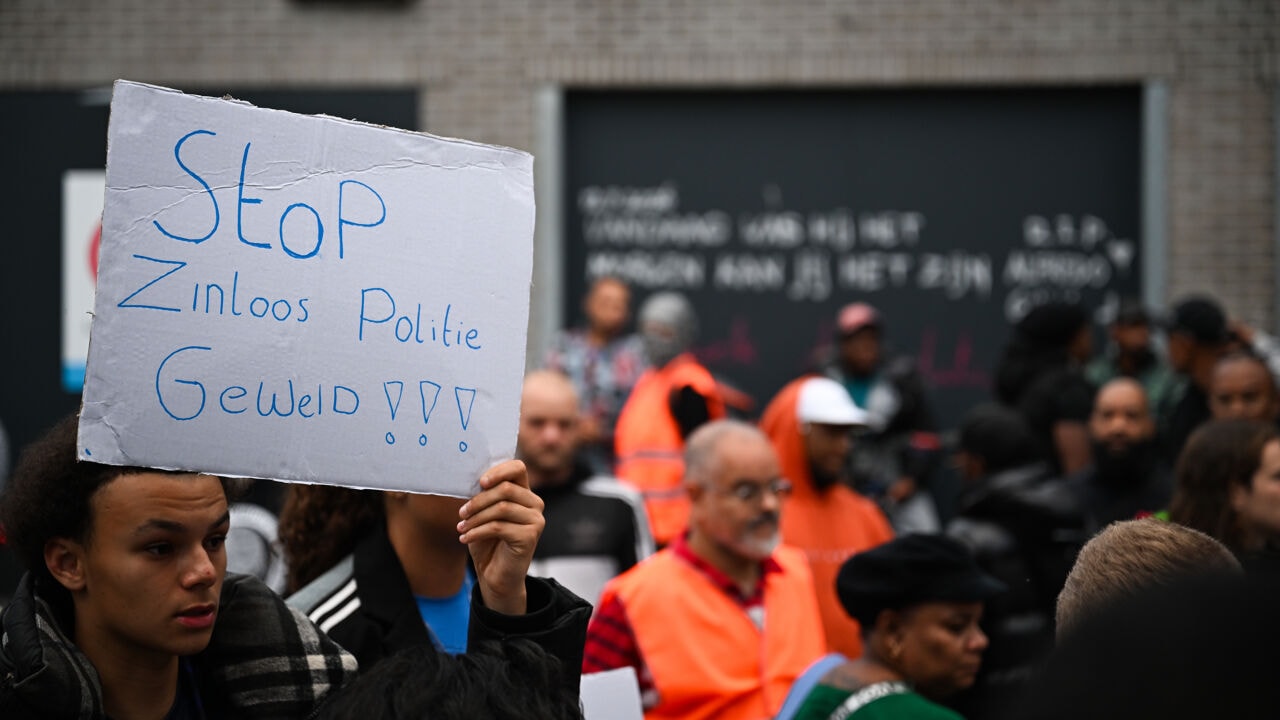 Honderden mensen protesteren in Rotterdam nadat man is overleden tijdens politie-optreden