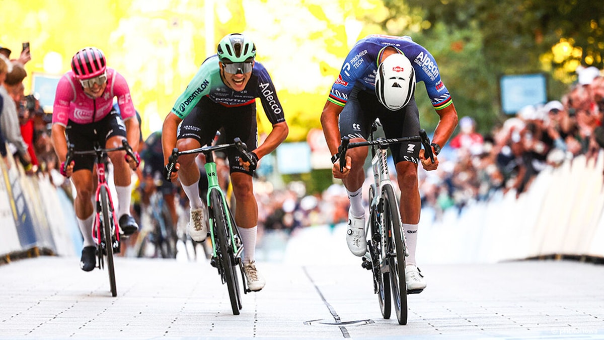 Daar is de WK-vorm: aanval van Mathieu van der Poel strandt, maar Nederlander herademt en wint in de sprint
