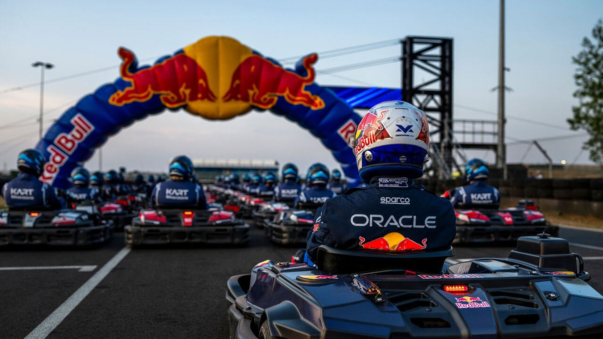 Max Verstappen gaat straks opvallende uitdaging aan: kan hij 100 tegenstanders inhalen in "grootste kartrace ter wereld"?