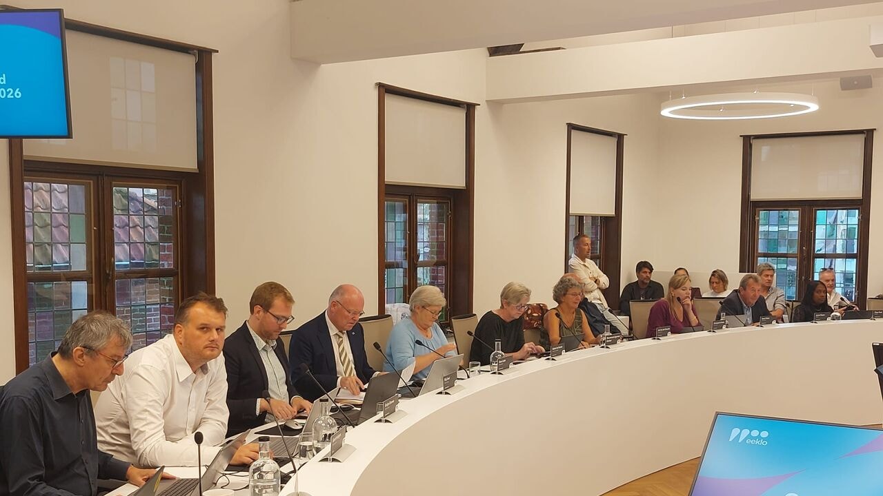 Bestuur Eeklo behoudt vertrouwen in burgemeester Koen Loete, maar kritiek blijft: externe audit onderzoekt werking