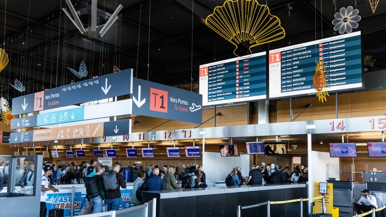 Luchthaven Charleroi verwacht morgen 34 vluchten te schrappen door staking luchtverkeersleiders