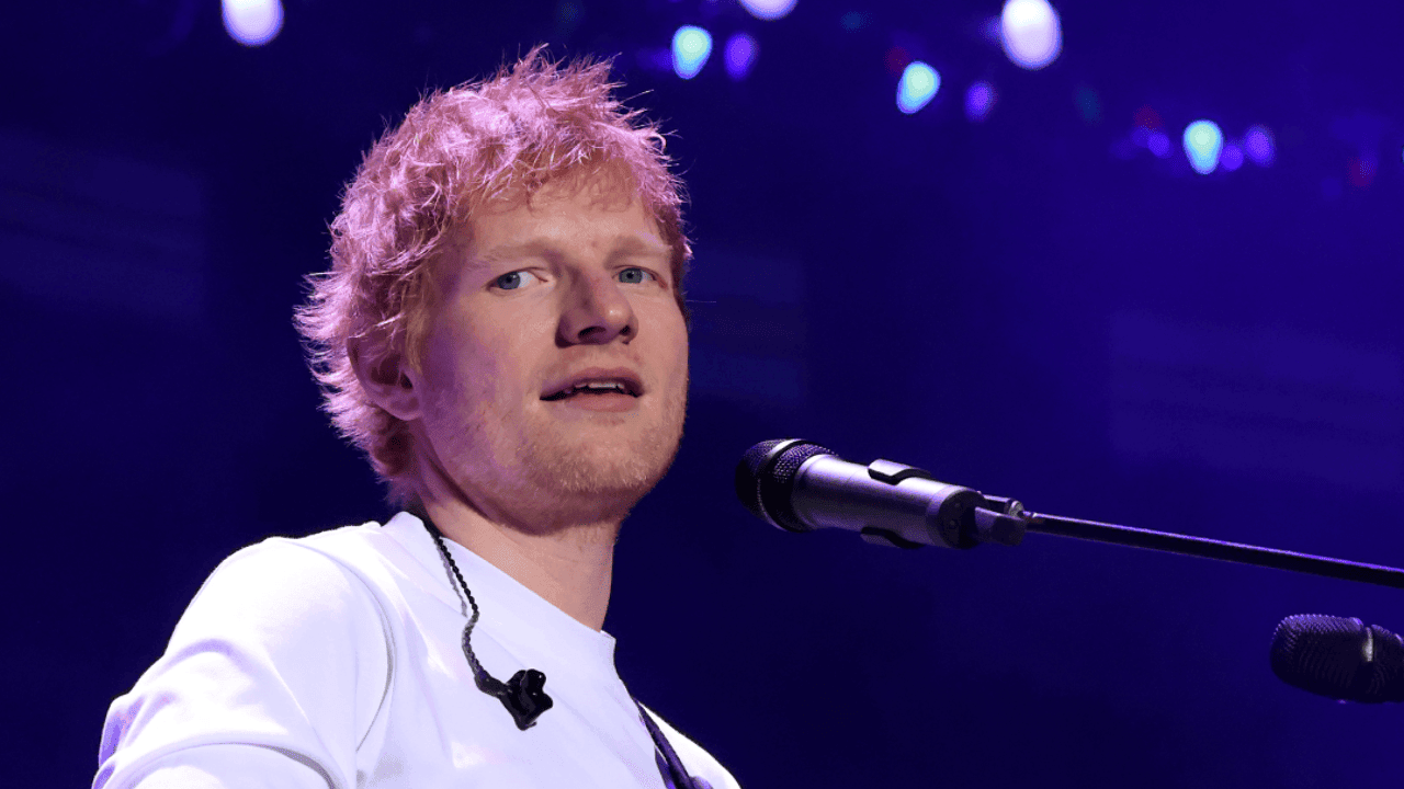 Emotionele Ed Sheeran biedt excuses aan na Macklemore-exit en spreekt zich uit over Gaza: "Wat daar gebeurt, is catastrofaal"