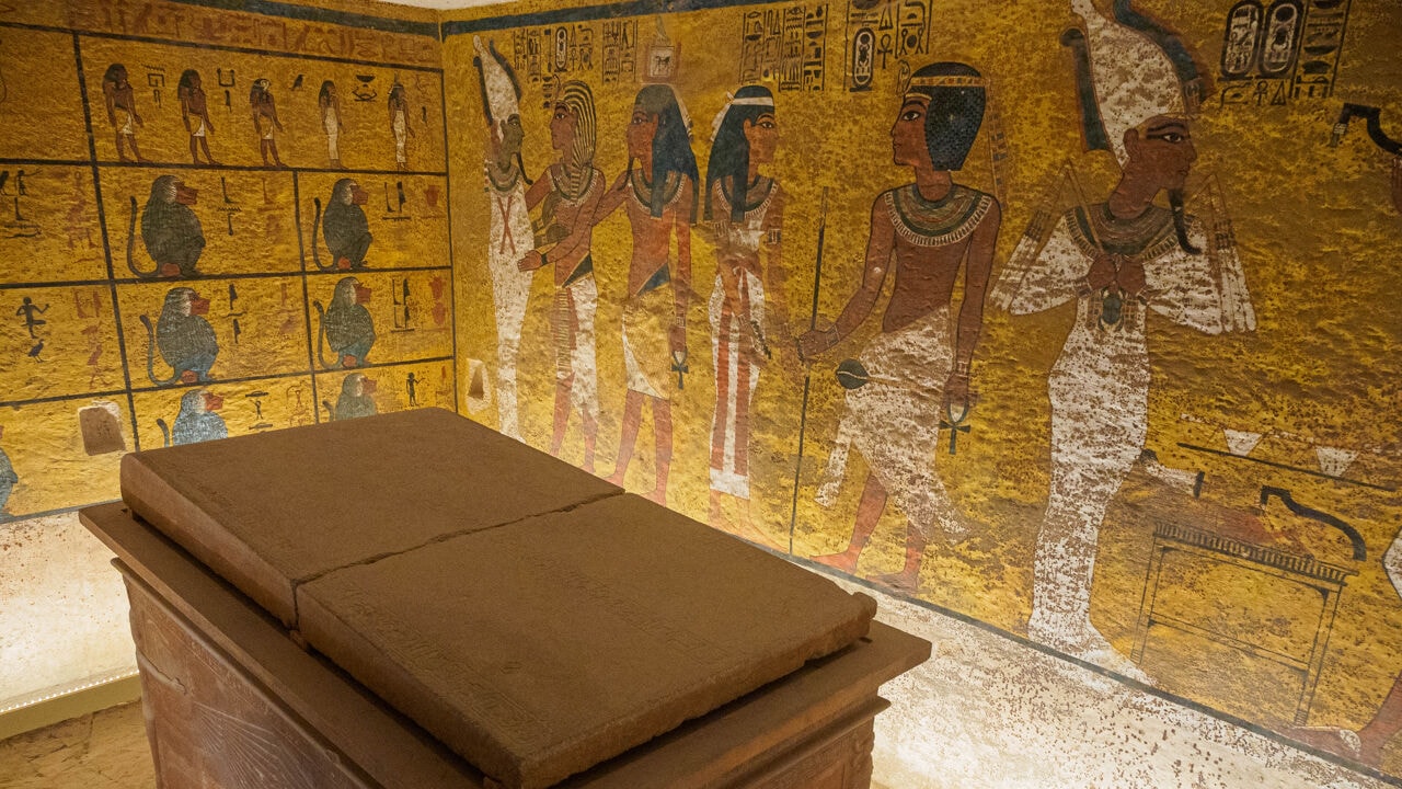 Ligt Nefertiti dan toch begraven in de graftombe van Toetanchamon? Nieuw onderzoek wijst (opnieuw) op verborgen kamers