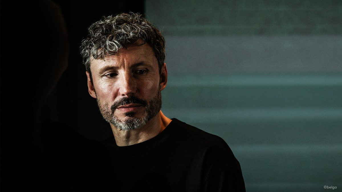 Opvallende bureaukeuze en FaceTime-gesprekken over meer dan enkel voetbal: zo liepen de eerste Duivelse weken van Mark van Bommel