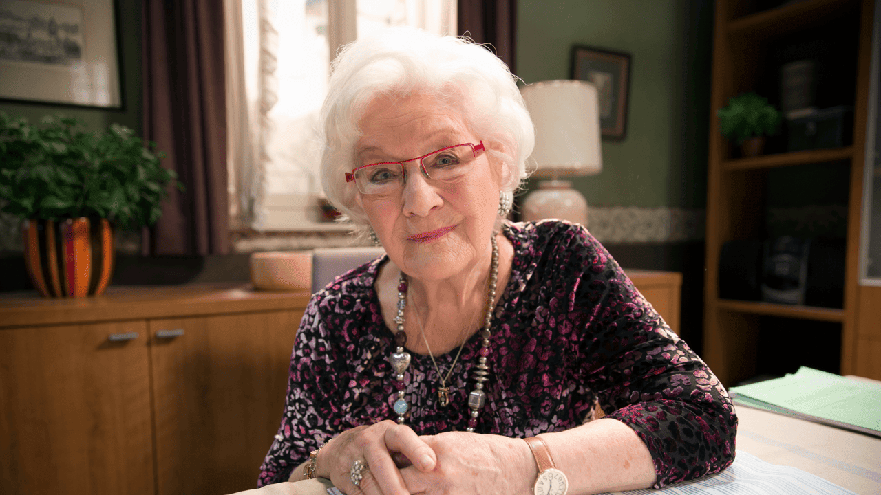 Actrice Chris Boni (90) overleden, ze speelde 15 jaar lang Yvette in 'Thuis'