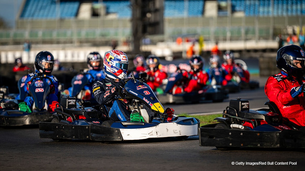 Na ruim 35 minuten was hij er al klaar mee: Max Verstappen voltooit uitdaging in kartrace zonder problemen