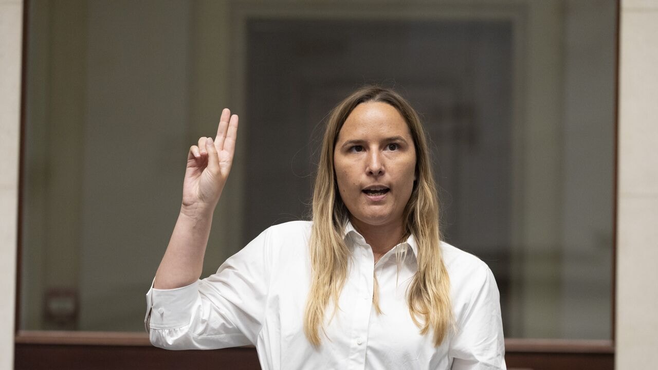 "Te wispelturig en werknemers publiek bekritiseerd": stad Oostende in lopende zaken door onderzoek naar eerste schepen Charlotte Verkeyn