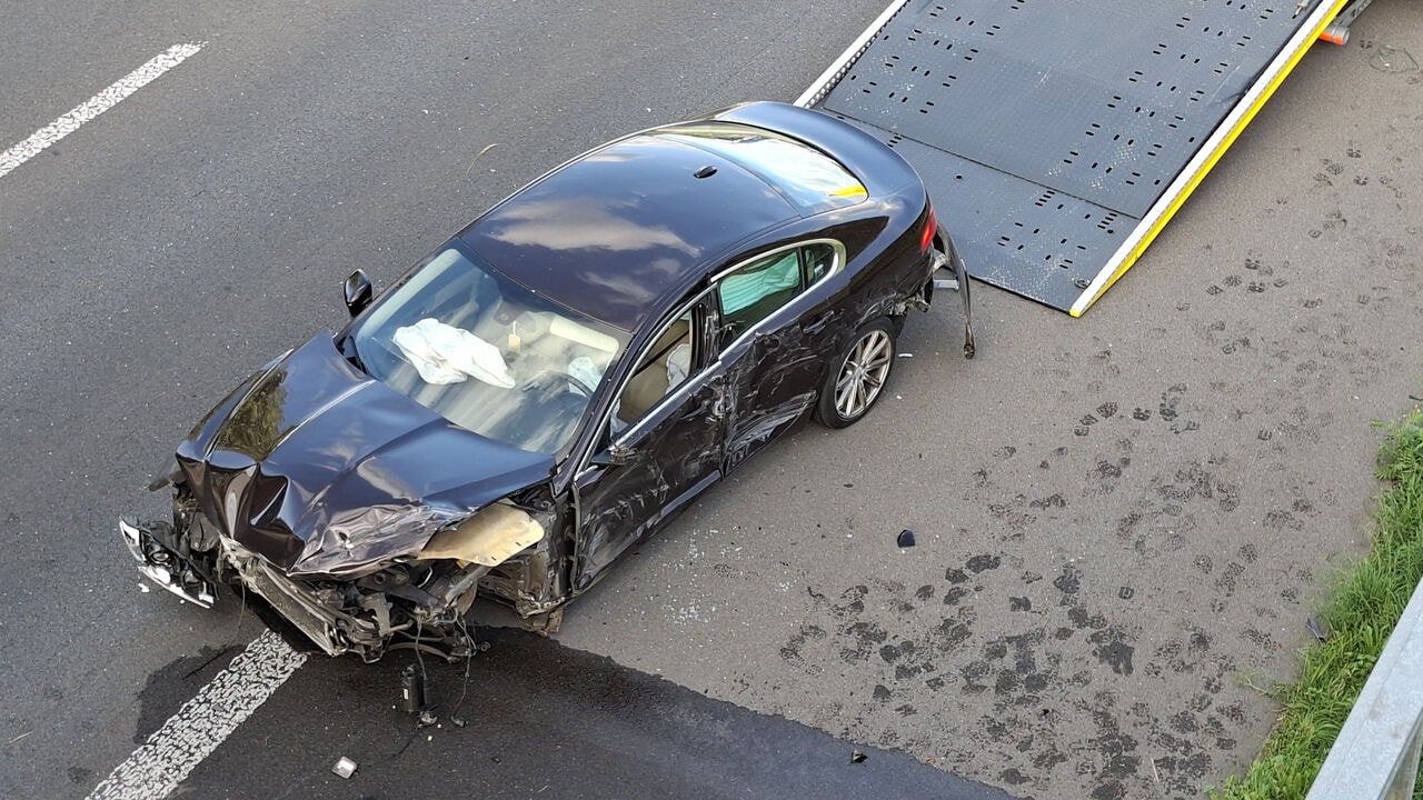 Man (28) aangehouden die crashte op E34 in Vosselaar na politieachtervolging
