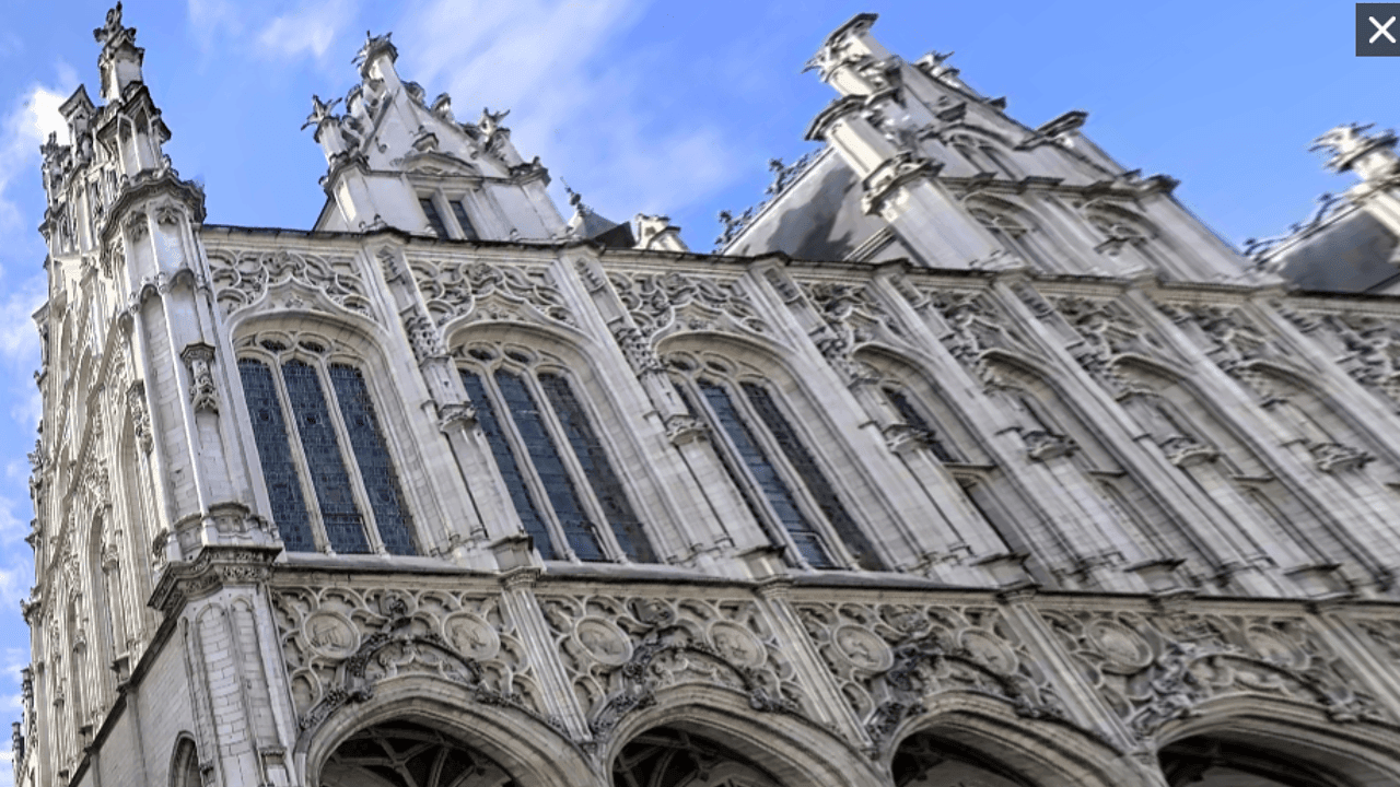 Mechelen geeft straat aan stadhuis weer vrij na val van ornament: "We hebben veel geluk gehad"