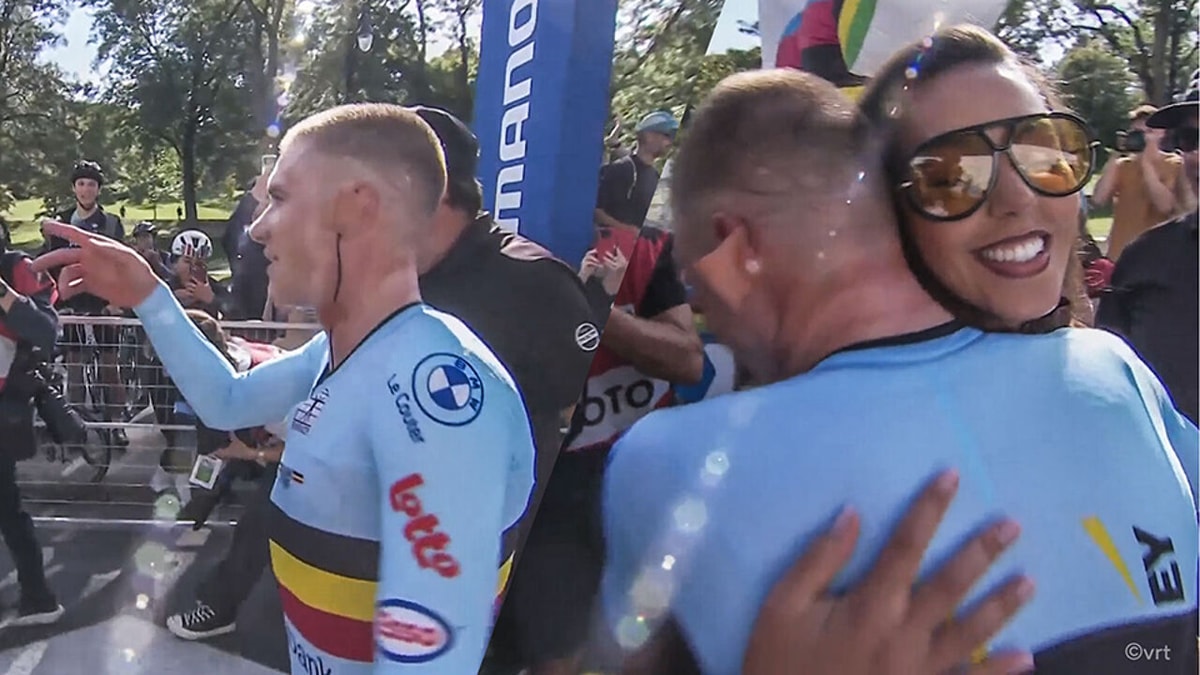 "Het is een apart beeld": Remco Evenepoel zoekt en vindt vrouw Oumi in de aankomstzone in Montréal