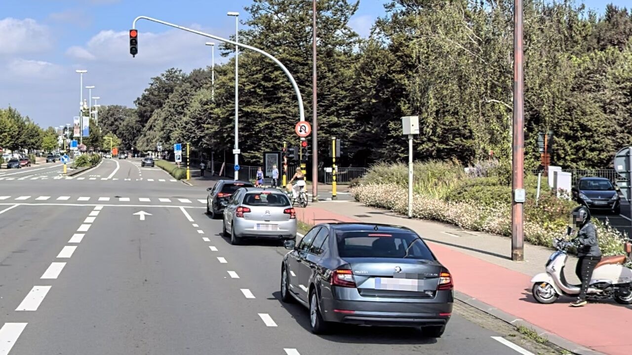 Man met levenslang rijverbod krijgt 1 jaar cel na claxonneren naar anonieme politiewagen