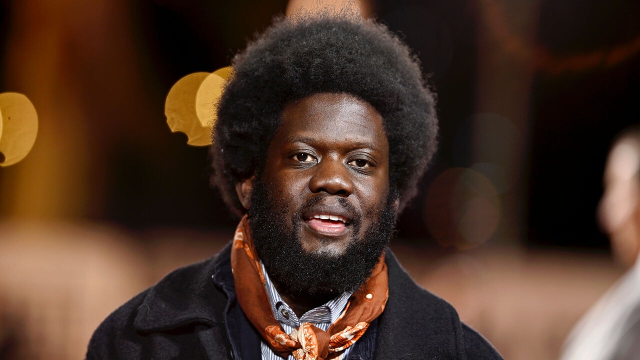 Britse zanger Michael Kiwanuka (39) herstelt van hersenbloeding: "Het wordt een lange, zware weg"