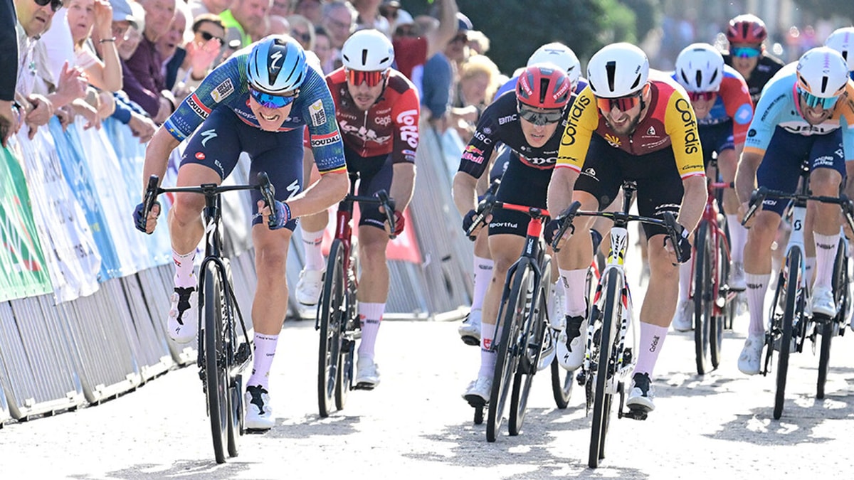 Tim Merlier schiet voor het tweede jaar op een rij raak in de Omloop van het Houtland