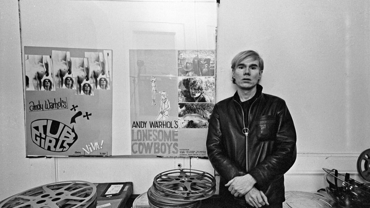 Deze keer niet de kleurrijke zeefdrukken: in Gent zie je Andy Warhol zoals je hem nog nooit zag