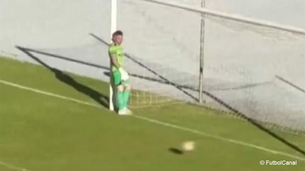 VIDEO - Knotsgek: doelman in Bolivia laat winnende penalty ostentatief binnengaan uit protest na onbestaande fout