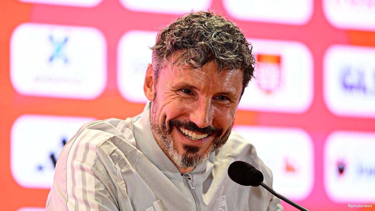 "Is dat echt traditie?": Mark van Bommel trapt niet in sluwe list rond basisploeg en heeft geen schrik voor zware start