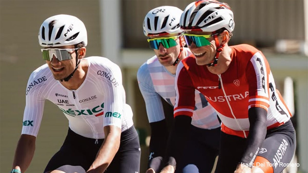 Enkele (onschuldige?) trainingskiekjes voeden de complottheorieën: bouwt Isaac Del Toro voor het WK aan een UAE-ploeg in de koers?