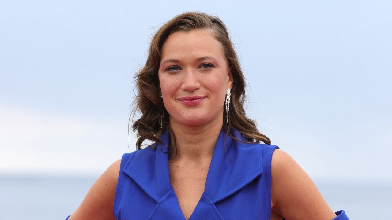 Mona Mina Leon (32) maakt als eerste Belgische actrice ooit kans op een internationale Emmy: "Ik dacht dat het een grap was"