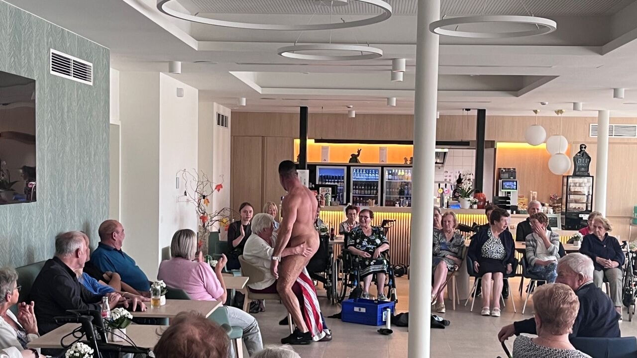Bewoners van woonzorgcentrum Villa Ter Vrugte in Bilzen-Hoeselt genieten van striptease-act: "Gelukkig voldoende AED-toestellen in de buurt"