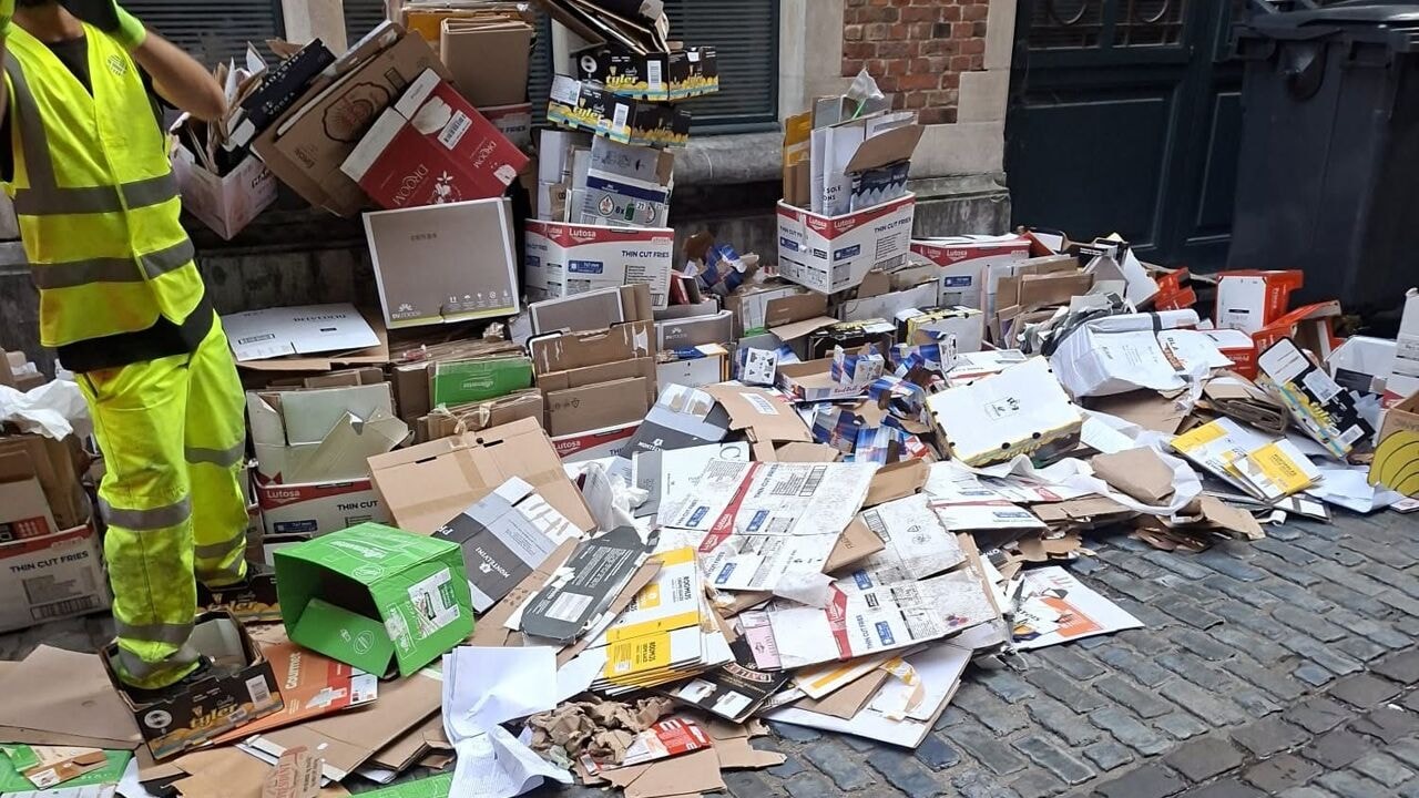 Feestvierders scheuren bergen kartonnen dozen open in Leuven, stad vraagt meer respect voor ophalers