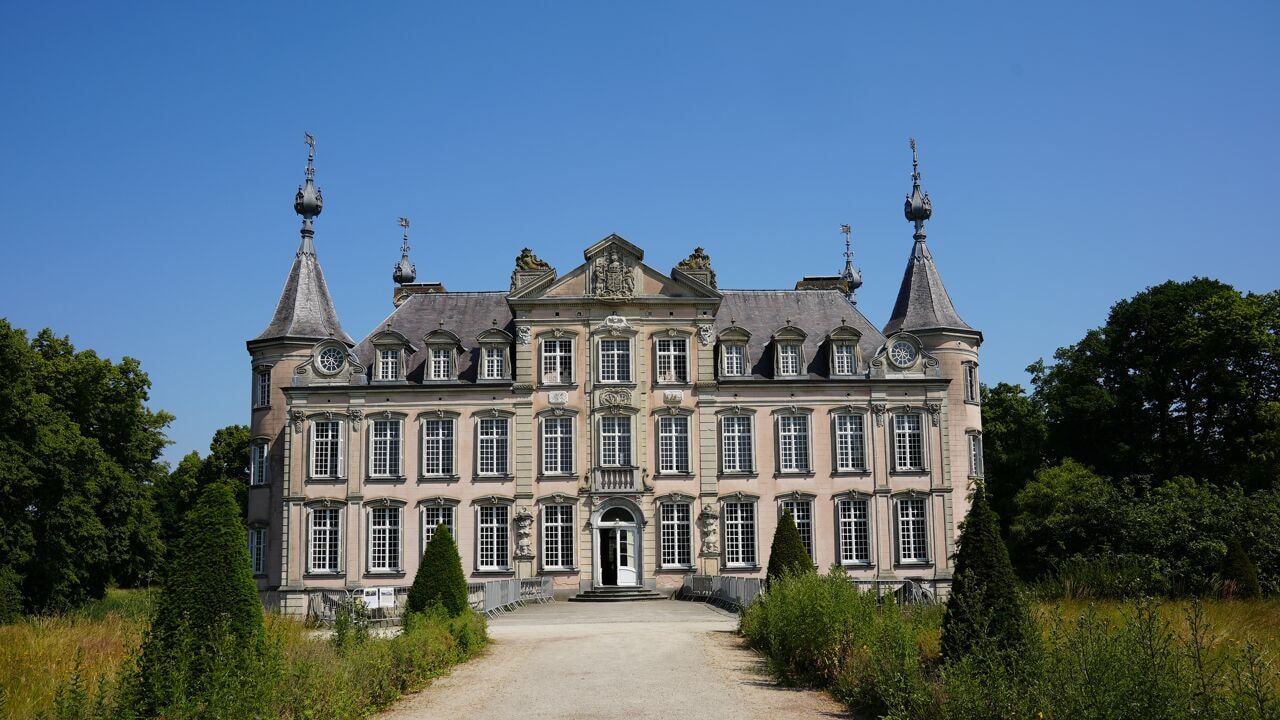 Kasteel van Poeke, De Smaakhaven of Hof De Draeck: deze eigendommen zou Vlaanderen van de hand kunnen doen om begroting op orde te krijgen