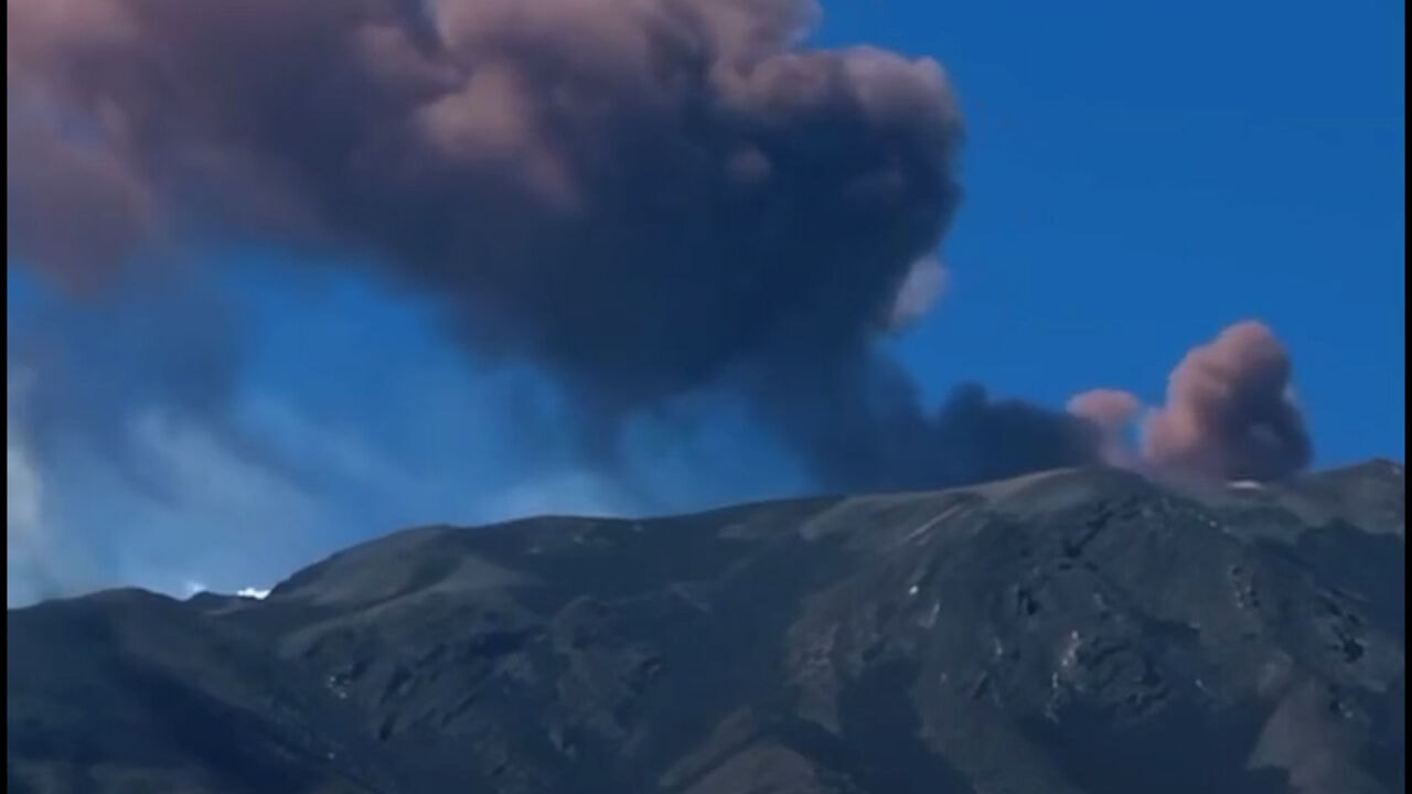 Nieuwe uitbarsting Etna verstoort vliegverkeer: vluchten uit Brussel omgeleid naar Palermo