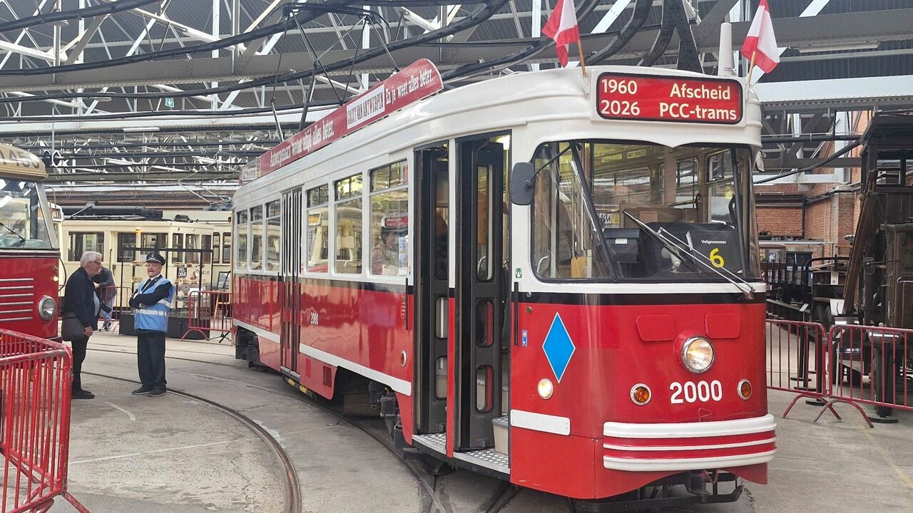 "Hij trok sneller op dan een Porsche": Antwerpen neemt afscheid van 66 jaar oude PCC-trams