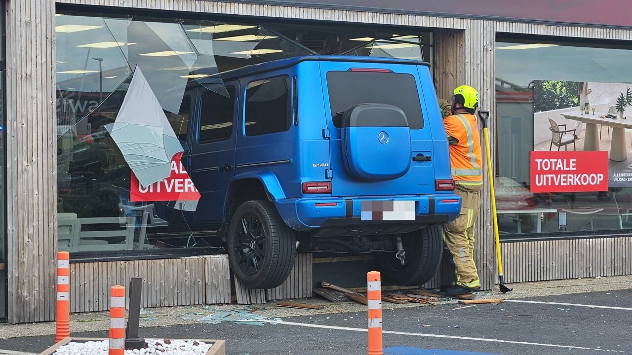 Vrouw (50) rijdt met auto dwars door vitrine meubelwinkel in Wevelgem