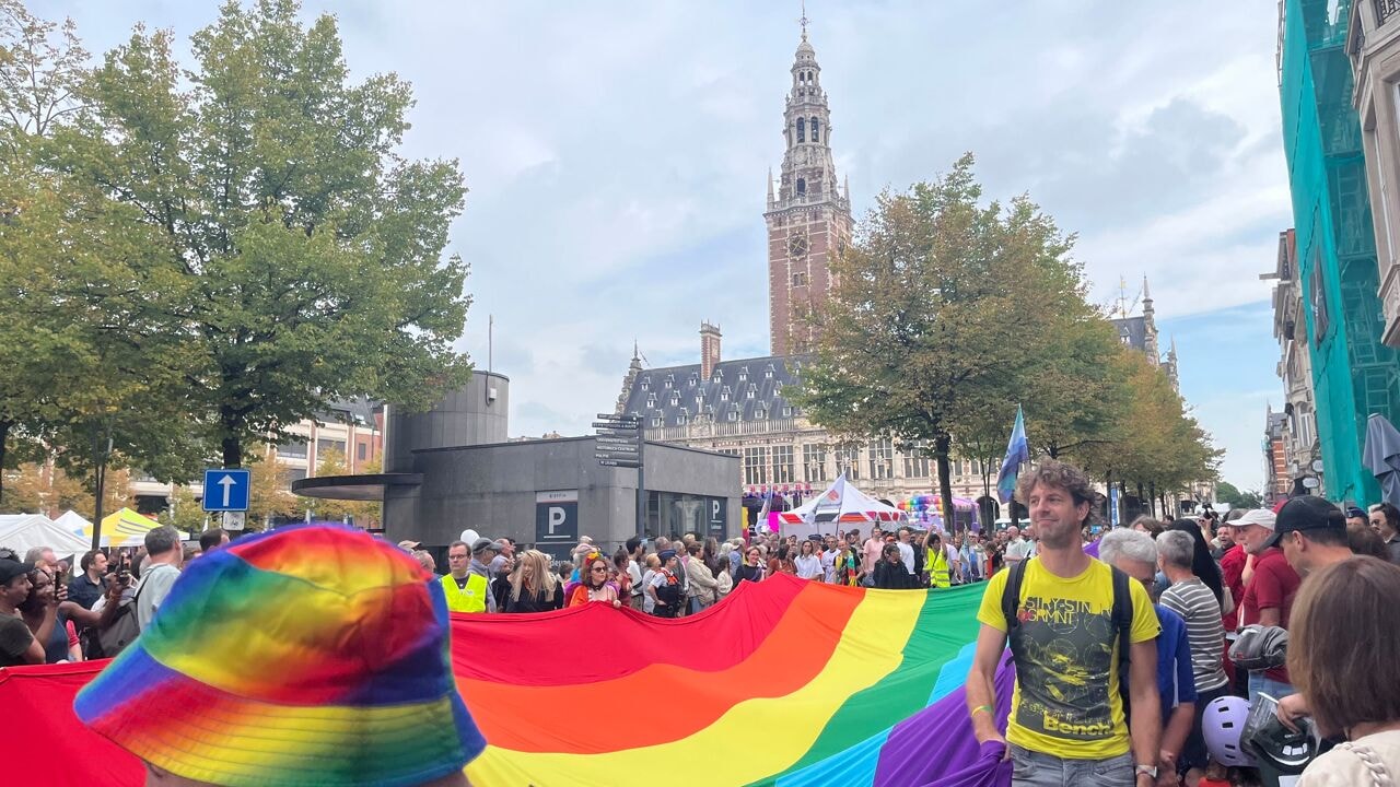 Zo'n 2.000 mensen stappen mee in Leuven Pride: "Verdraagzaamheid staat onder druk"