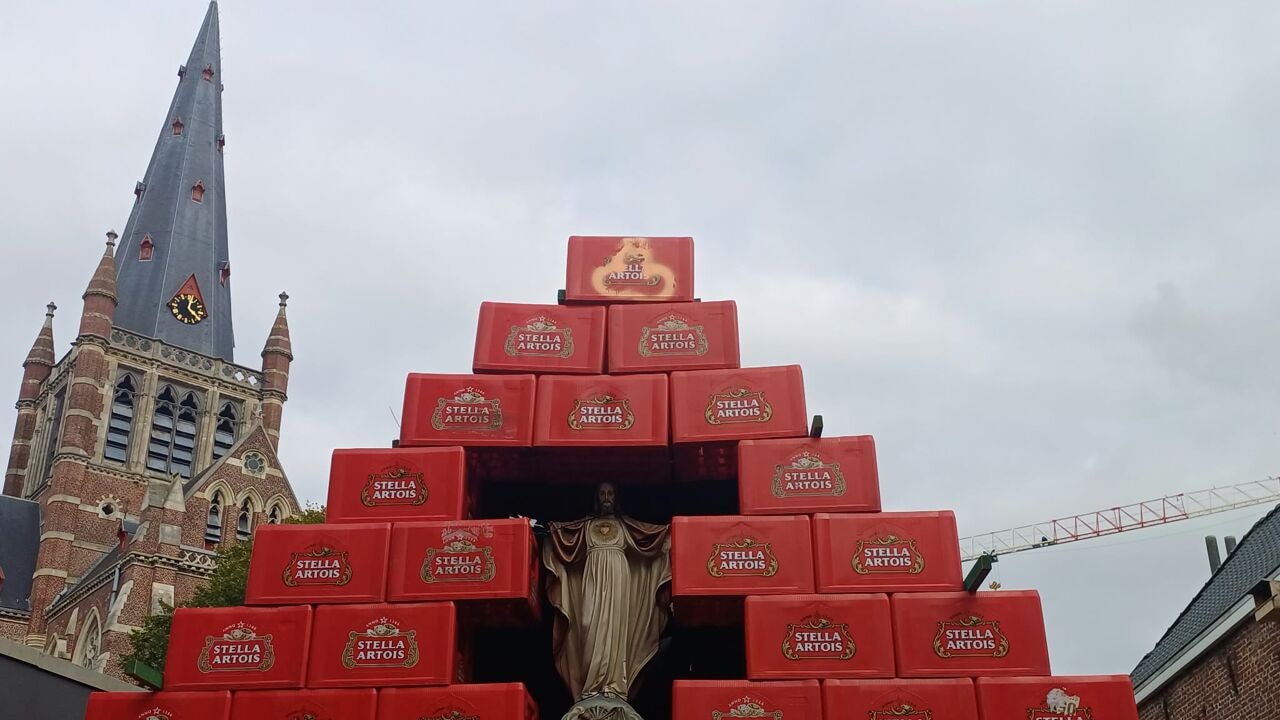 Vrienden bouwen bierkapel met 350 bakken in tuin van pasgetrouwd koppel in Dadizele