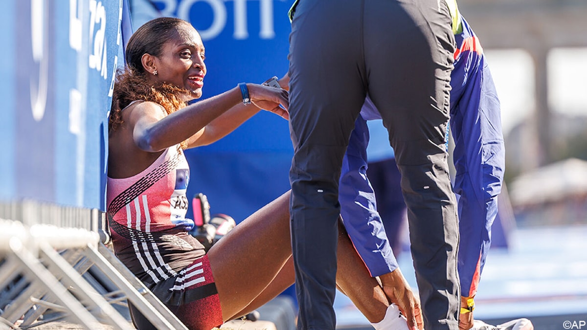 Zwaar verdict na haar opvallende marathon in Berlijn: Tigst Assefa moet onder het mes en is maanden out