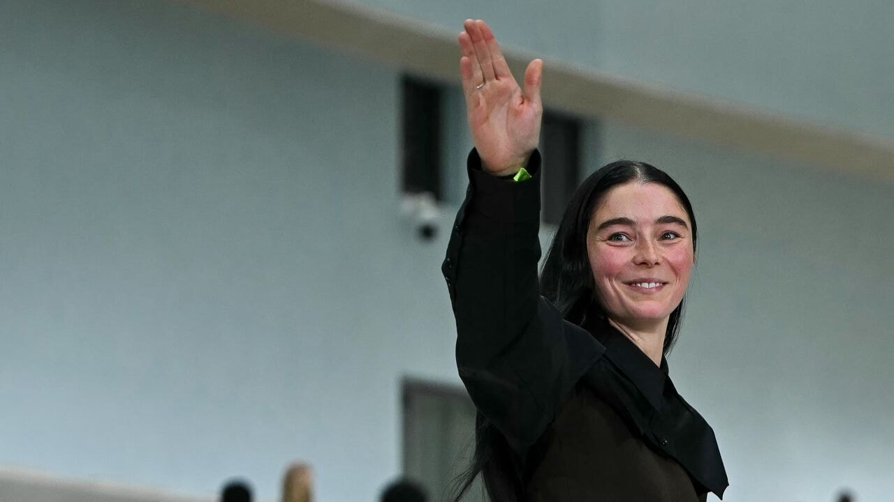 Met afgezakte broeken en rokken: Julie Kegels (28) uit Antwerpen opent Paris Fashion Week (en de hele wereld kijkt mee)