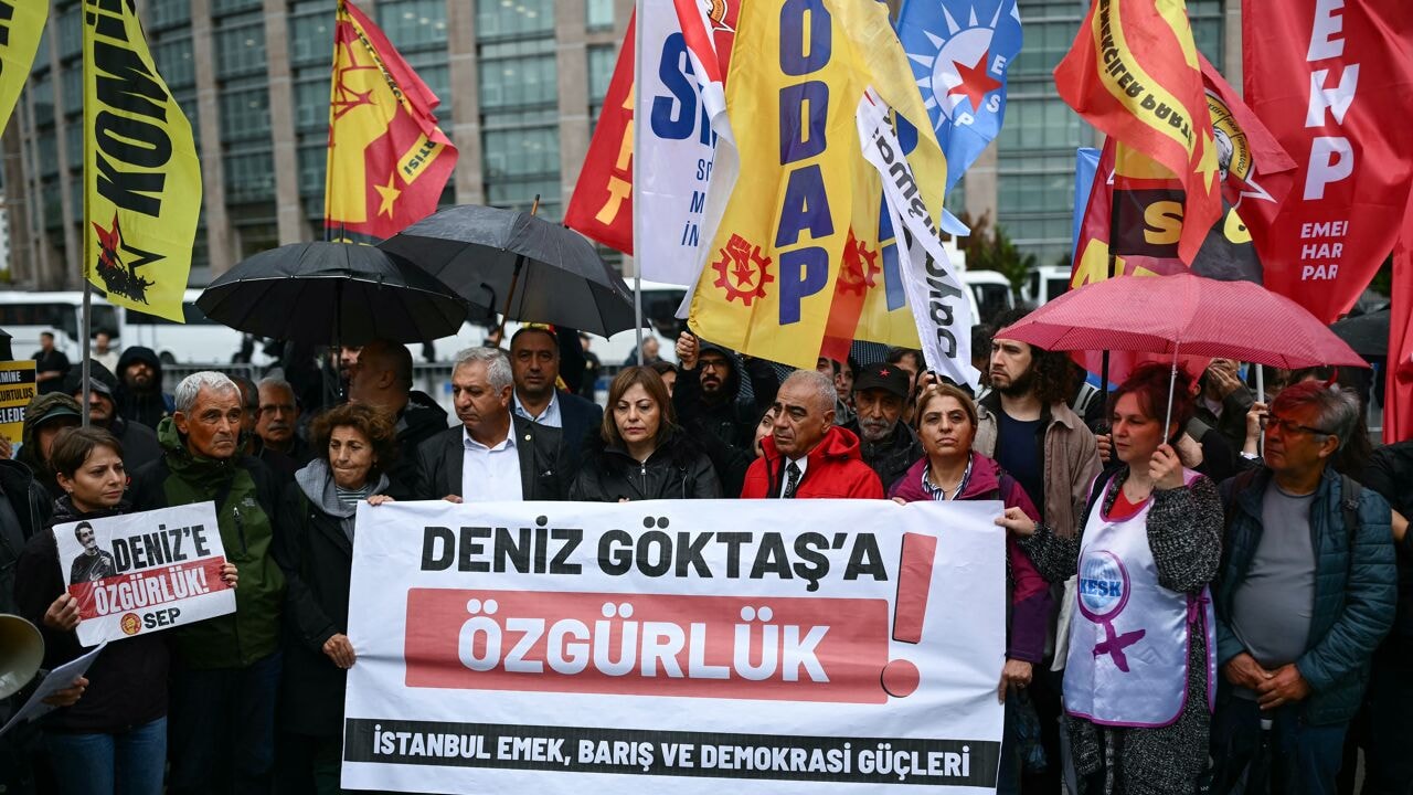Turkse komiek en Erdogan-criticus Deniz Göktas krijgt ook in rechtszaal de lachers op zijn hand