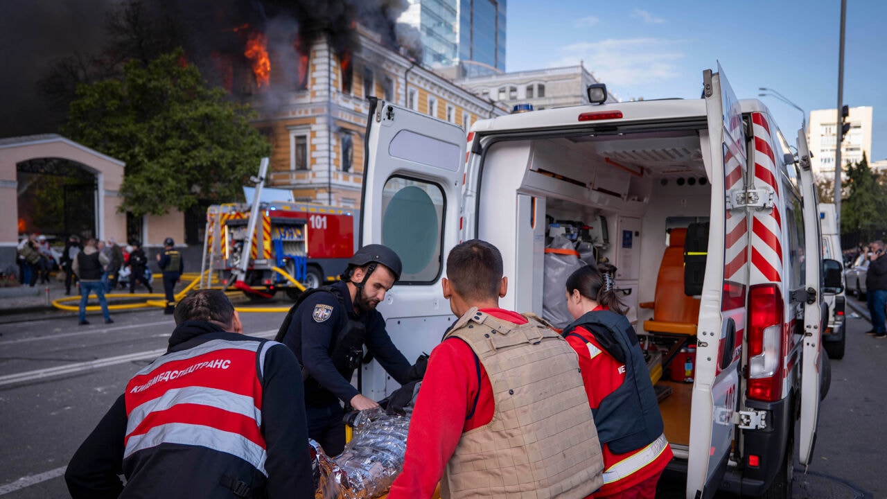 Drones raken Nationale Academie van Wetenschappen in Kiev, mensen klampen zich aan gevel vast