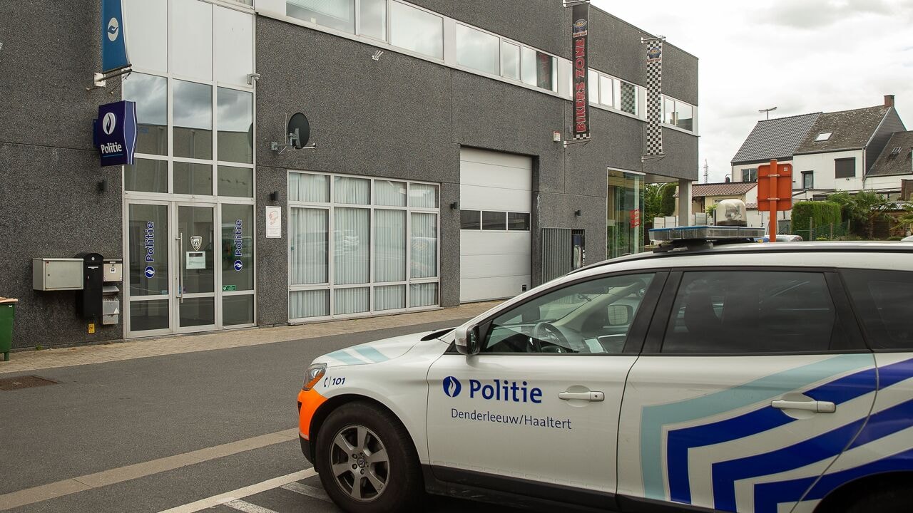 17-jarige verdacht van moord op moeder (51) en zus (20) in Denderleeuw, advocaat: "Zeer bizarre zaak"