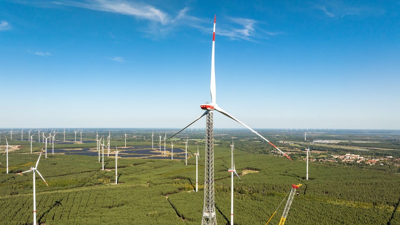 365 meter: hoogste windmolen van de wereld bereikt tophoogte