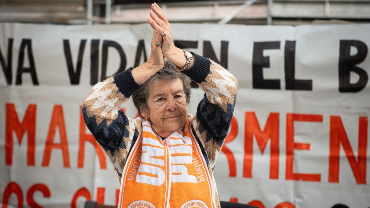Maricarmen (87), boegbeeld van woningcrisis in Madrid, mag terugkeren naar haar appartement