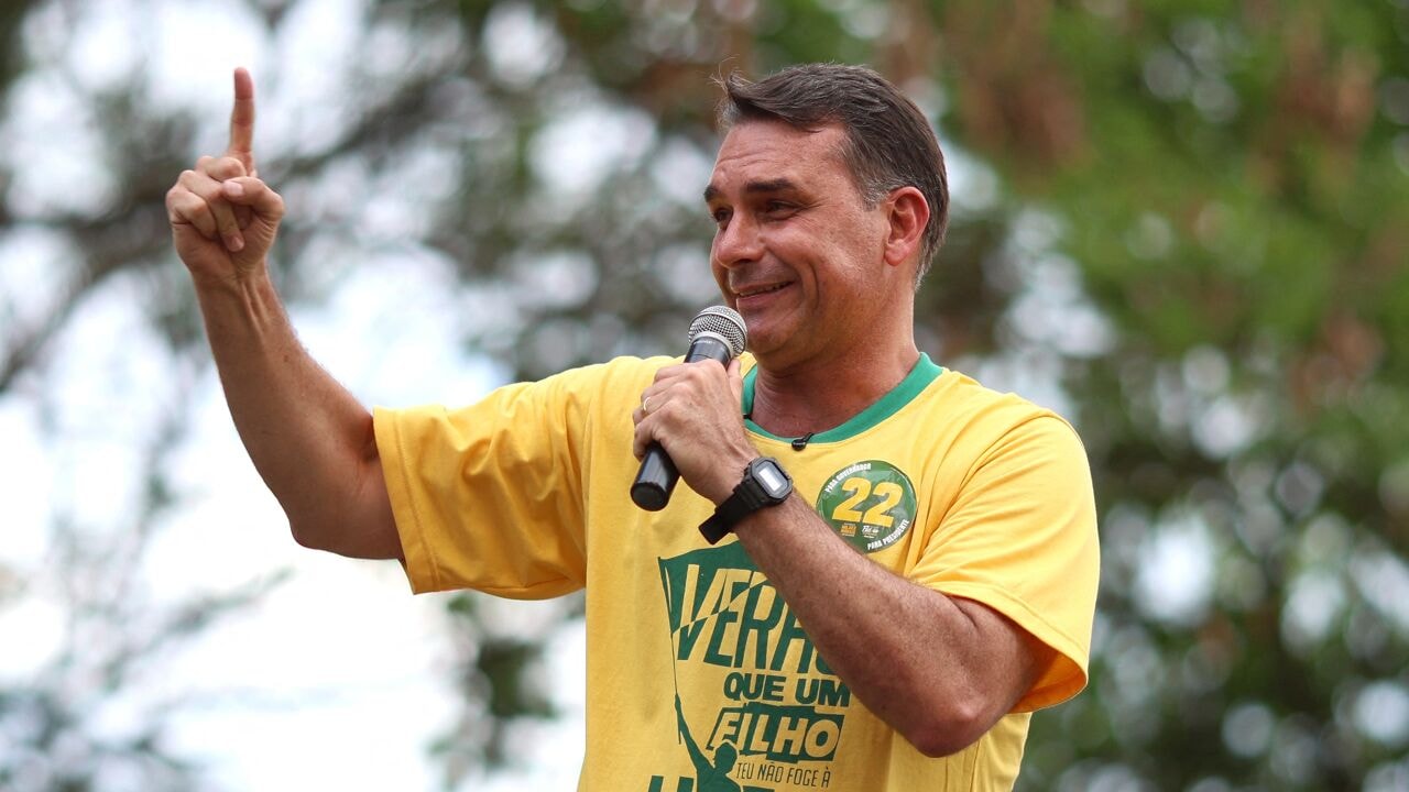 Met de zegen van zijn vader: Flávio Bolsonaro moet radicaal-rechts weer aan de macht brengen in Brazilië