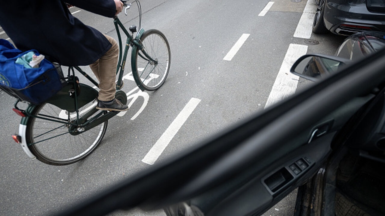 Fietser (43) in levensgevaar na ongeval met openzwaaiende autodeur in Antwerpen