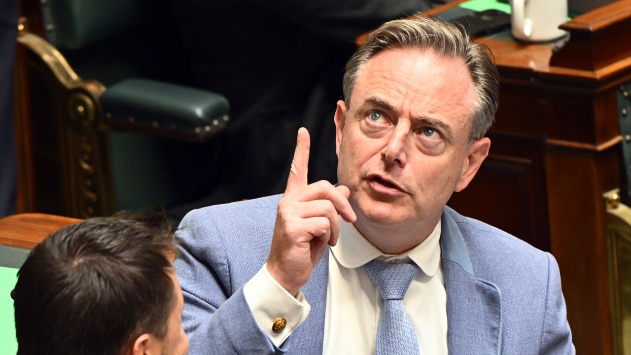 N-VA ziet 'zwarte nul' in Vlaanderen als troef voor federale begroting, zegt Carl Devos: "De Wever kan zeggen dat Vlaanderen huiswerk heeft gemaakt"