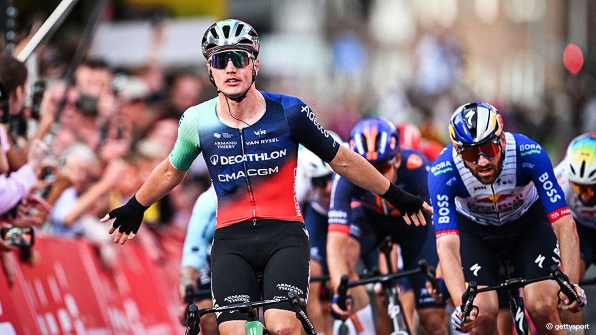 Geen hattrick voor Jasper Philipsen in Münsterland: Olav Kooij zet chaotische massasprint naar zijn hand, Jordi Meeus is tweede