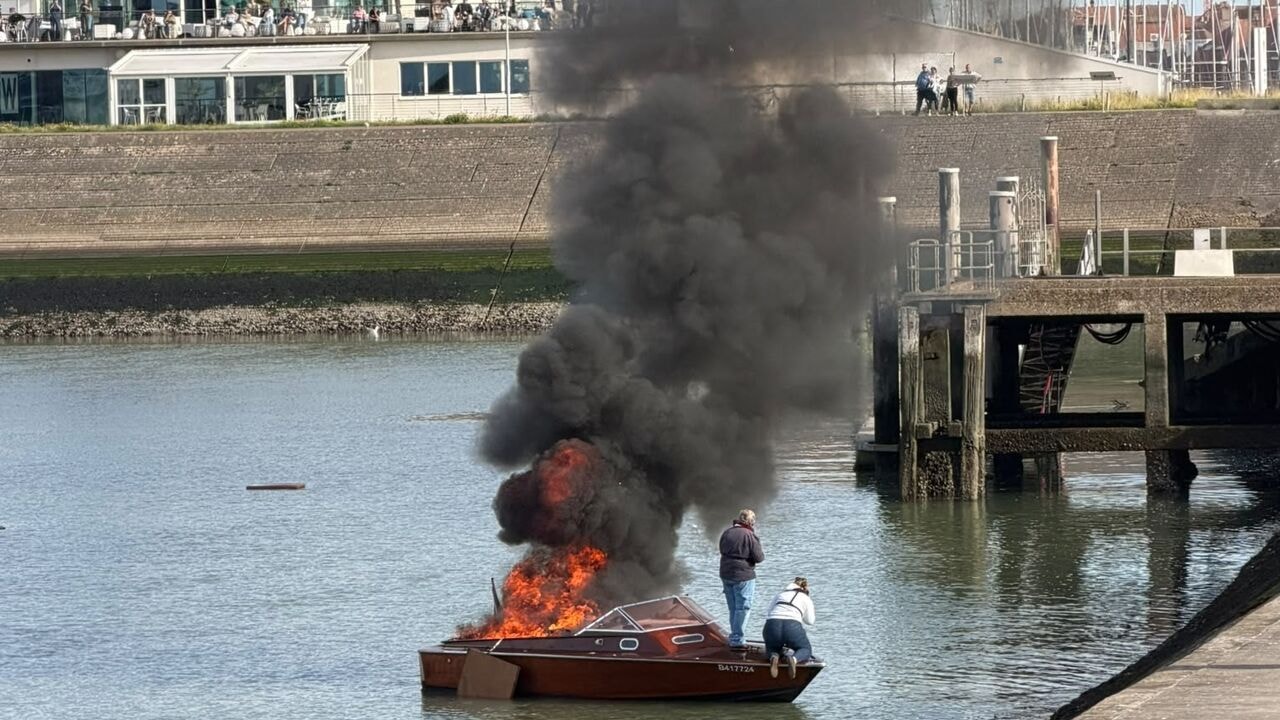 Twee mensen ontkomen aan vlammen in Blankenberge: plezierboot brandt volledig uit tijdens tanken