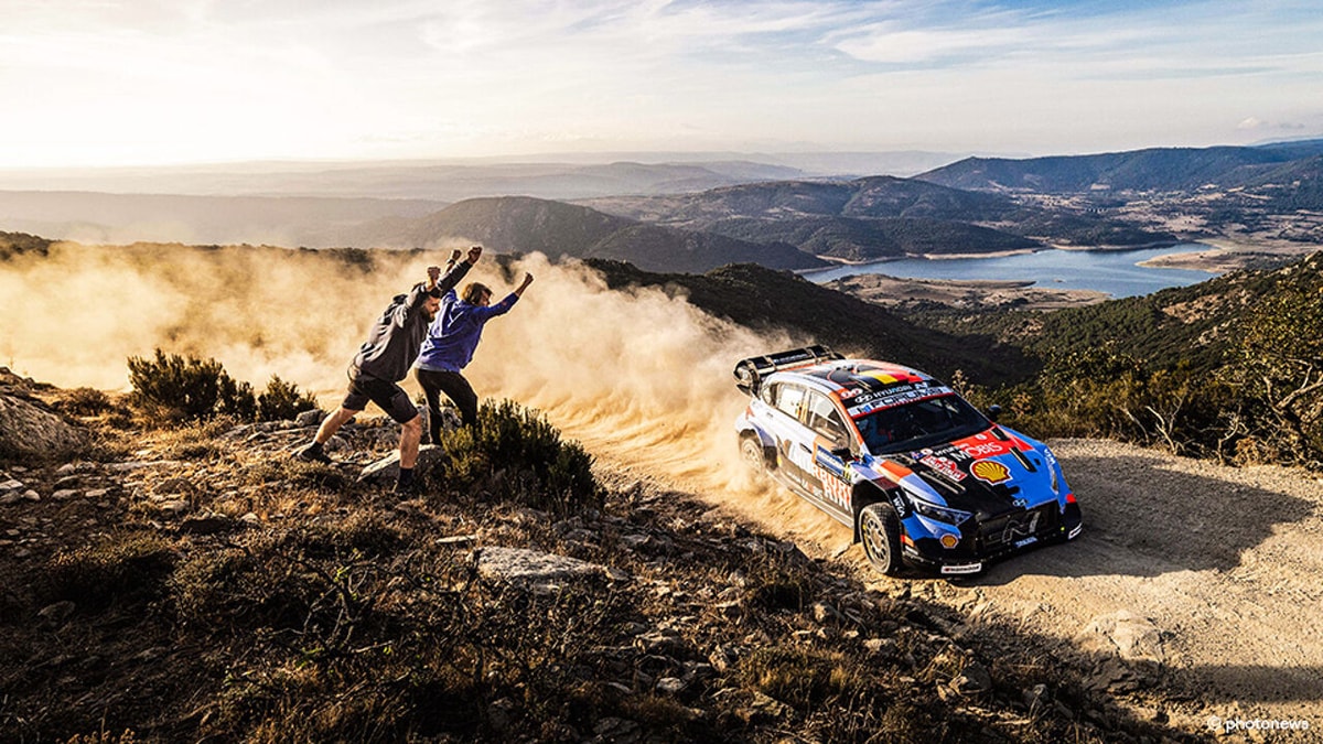 Rally van Sardinië: Thierry Neuville verontschuldigt zich voor crash (en start zondag weer), titelstrijd blijft razend spannend
