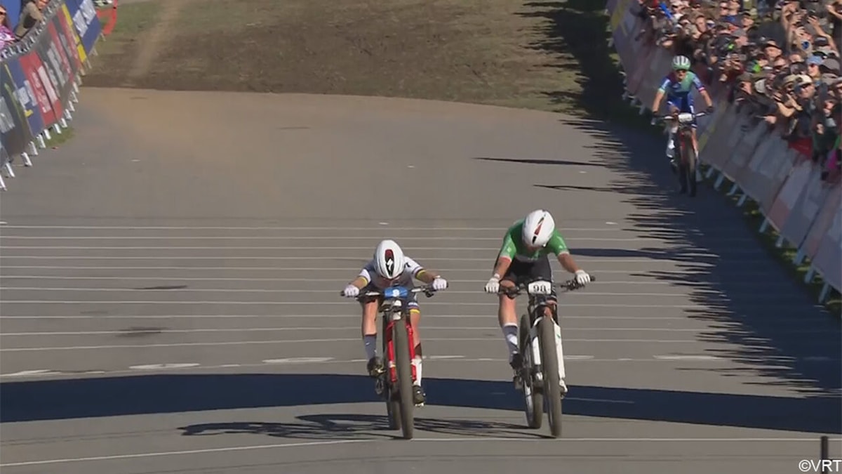 LIVESTREAM WB mountainbike: Sina Frei wint millimetersprint bij de vrouwen, kijk nu naar de mannen