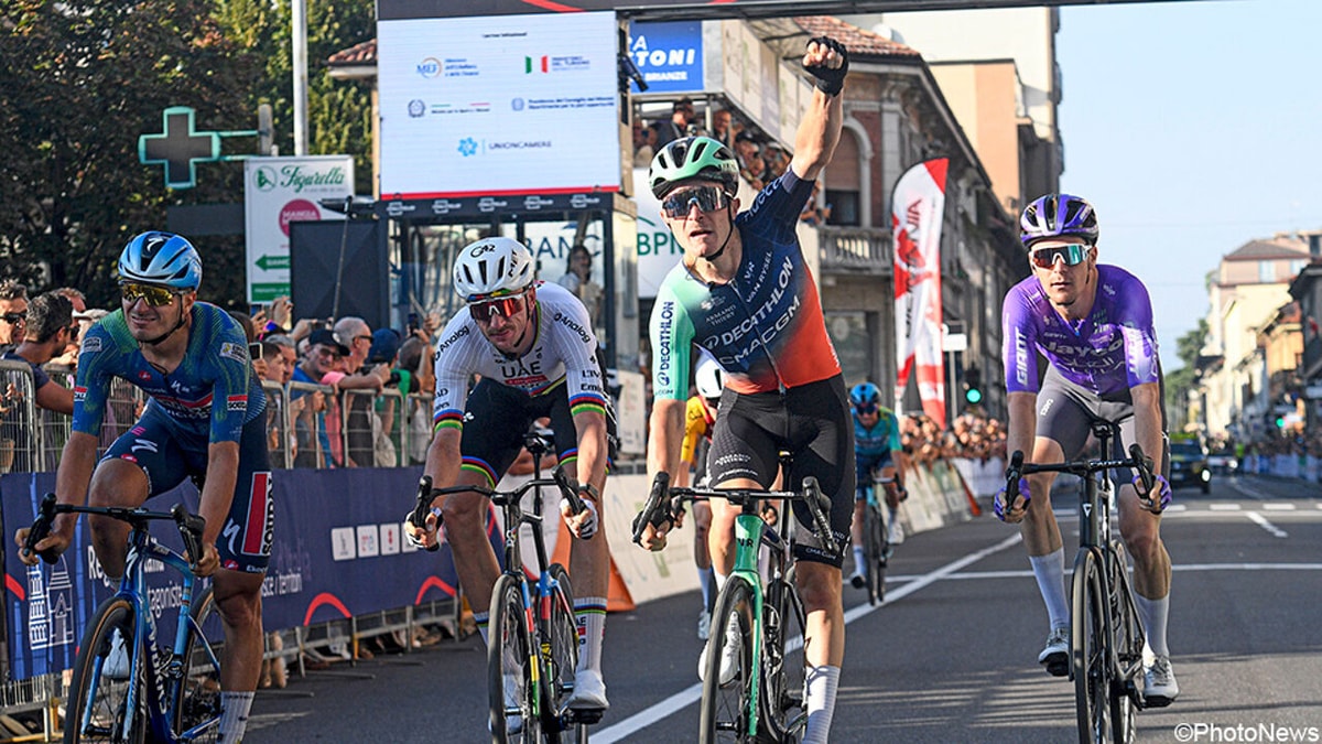 Net geen eerste zege als wereldkampioen: Paul Lapeira klopt Brandon McNulty in Coppa Agostoni