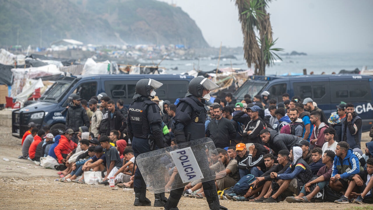 350 agenten ontruimen migrantenkamp met 3.000 mensen in Ceuta in aanloop naar koninklijk bezoek