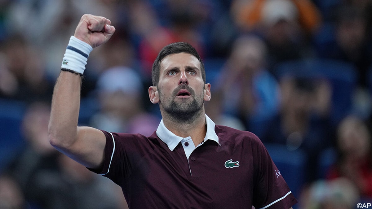 Hij blijft er onklopbaar: Novak Djokovic schrijft in Peking nieuw stukje tennisgeschiedenis door van Zverev te winnen